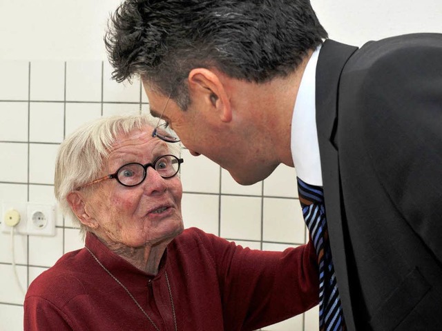 Elisabeth Schrmann (hier mit OB Salom...reiburgs feiert ihren 107. Geburtstag.  | Foto: Ingo Schneider