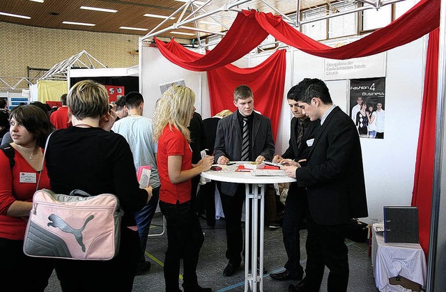 Sind die anderen besser? Neugierig wur...stanzer bungsfirmenmesse inspiziert.   | Foto: BZ