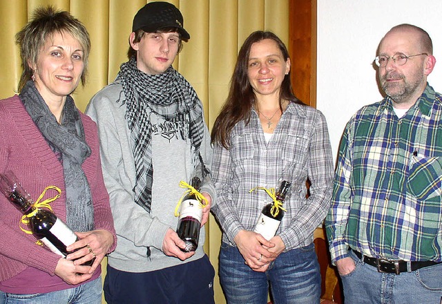 Fr zehnjhrige Mitgliedschaft wurden ...aeder und Sandra Strtt  (von links).   | Foto: Albert Greiner