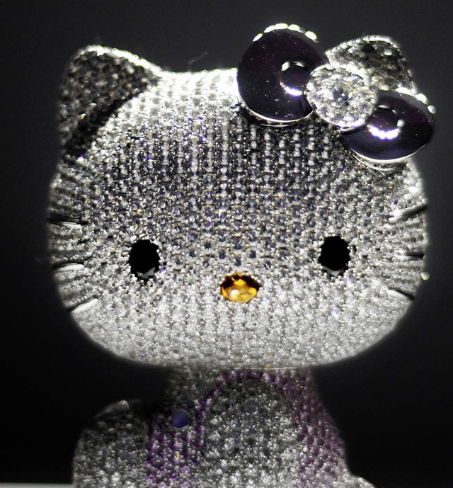 125000 Euro kostet diese Hello-Kitty-K...03 rosa Saphiren und tausenden Perlen.  | Foto: afp