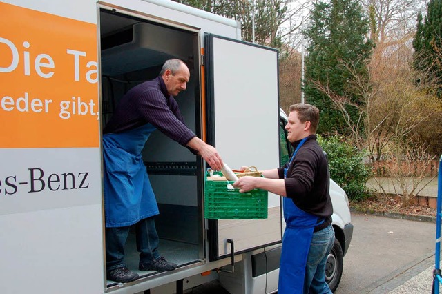 Beim des Tafelladens helfen viele Freiwillige.   | Foto: Sigrid Umiger