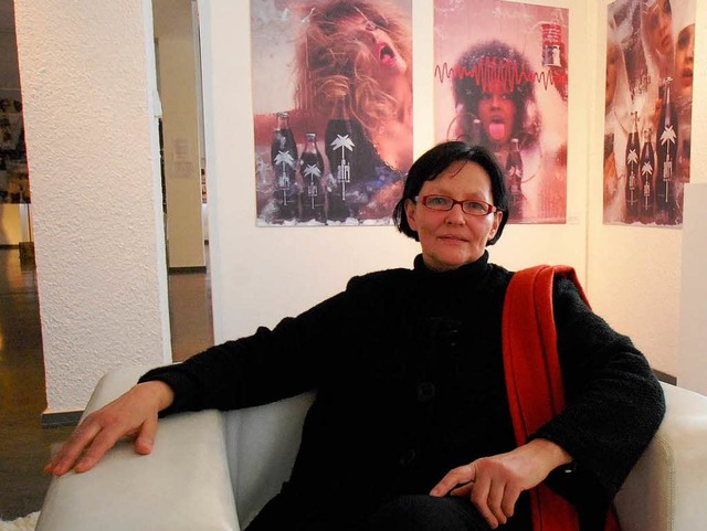 Charles Wilps Witwe Ingrid Schmidt-Winkeler vor berhmter Afri-Cola Werbung  | Foto: Barbara Ruda