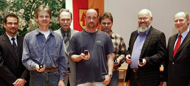 Brgermeister Armin Roesner (rechts) ehrte Friesenheimer Blutspender.   | Foto: Christoph Breithaupt