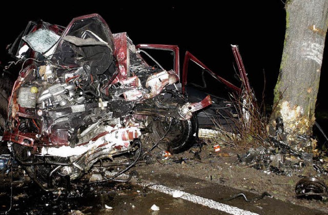 Kaum noch erkennbar &#8211; das Unfallauto nach dem Aufprall   | Foto: w. knstle