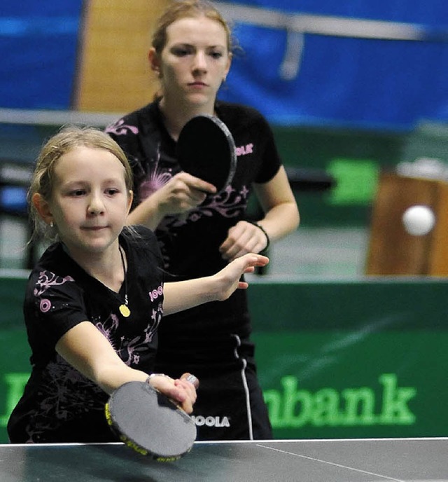 Lilli Eise (vorne) und Dajana Kovac vo...alschule beherrschten die Konkurrenz.   | Foto: Schn