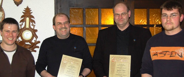 Vorsitzender Michael Pfefferle (links)...rsitzende Volker Jger gratulierten.    | Foto: Georg Jger