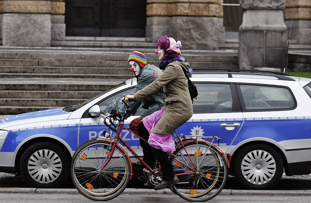 Mit den Clowns kamen die Polizisten: G...n hat es die erste Mini-Demo gegeben.   | Foto: Ingo Schneider