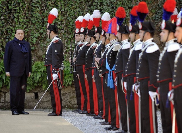 Vor der Ehrengarde steht auch ein Berl... jede Selbstinszenierung zu haben ist.  | Foto: afp