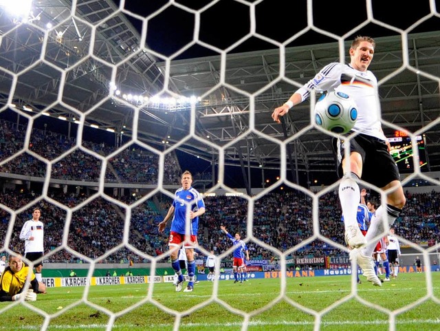 Bastian Schweinsteiger erzielt das 3:0  | Foto: dpa