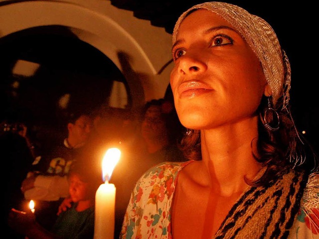 Eine junge Kolumbianerin im Kerzenschein  | Foto: dpa