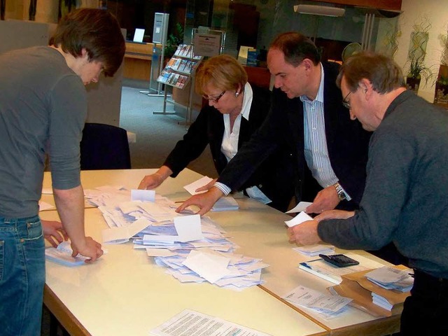 Das Auszhlen hat begonnen, hier im Wahllokal Volksbank Waldkirch.  | Foto: Sylvia Timm