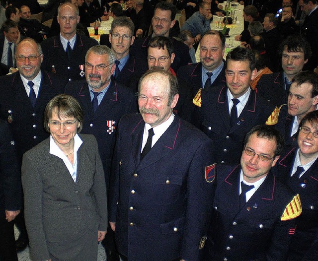 OB Edith Schreiner und Stadtbrandmeist... geehrten aktiven Feuerwehrkameraden.   | Foto: Cornelia Weizenecker