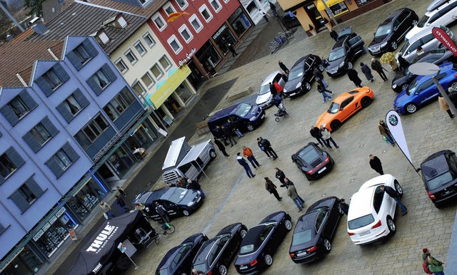 Die Autoschau erstreckte sich bis auf den Marktplatz.   | Foto: Siefke