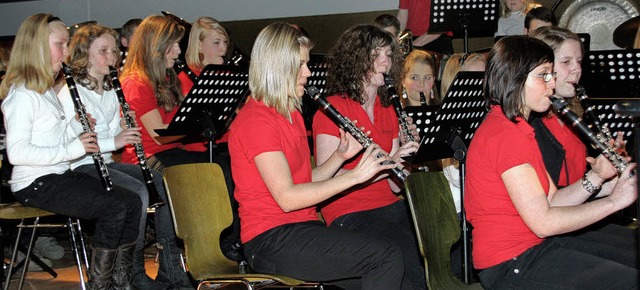 Jungmusiker vom alten und vom neuen Ju...r auf der Bhne der Rappensteinhalle.   | Foto:  Charlotte Frse