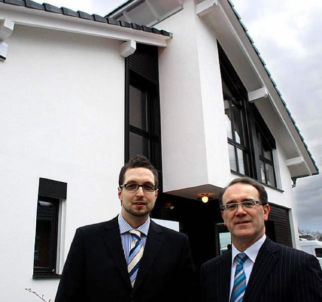 Klaus Schwendemann (rechts) und Alexander Fuchs von der Firma Weber-Haus.   | Foto: Gertrude Siefke