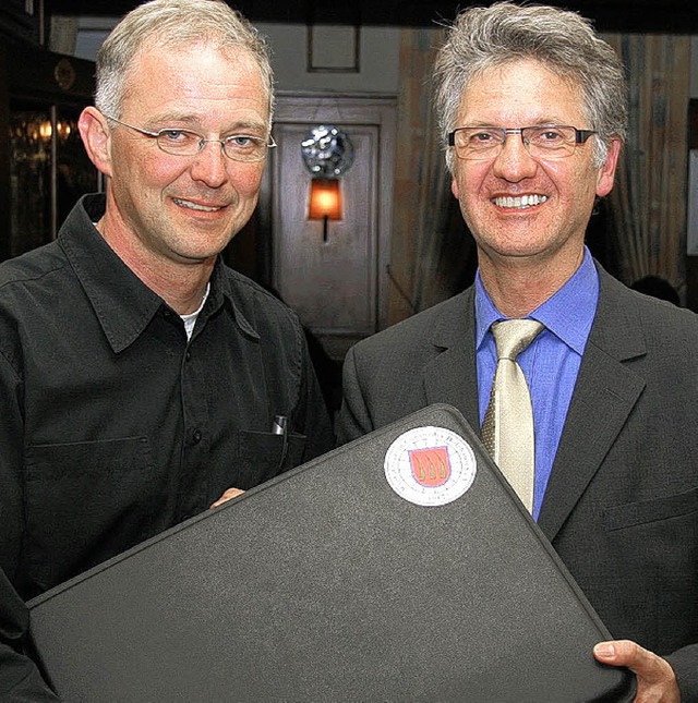 Werner Heidiri (rechts) bergab seinem...;Chefkoffer&#8220; des RV Holzhausen.   | Foto: sebastian hautli