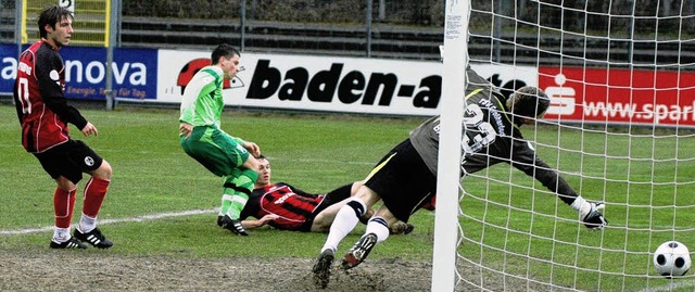 Nicolas Hfler (am Boden) trifft zum 2...(links) sieht&#8217;s mit Genugtuung.   | Foto: Claus Zimmermann