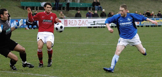 Bei diesem Schuss von Andreas Hein (re...r Ball flog aber knapp am Tor vorbei.   | Foto: Claus Zimmermann