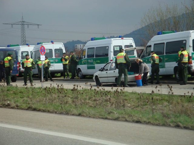 Die Polizei kontrolliert die Einfallstraen B3/B31 aus Richtung Sden am Montag.  | Foto: Frank Thomas Uhrig