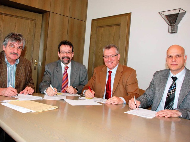 Wolfgang Plger (VAG) Brgermeister Ma...Sdbaden) unterzeichneten den Vertrag.  | Foto: Christine Aniol