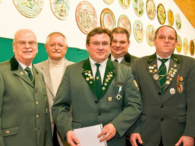 Von links Walter Ermisch, Ehrenobersch... Sdbadischen Sportschtzenverbandes).  | Foto: Hagen Schnherr