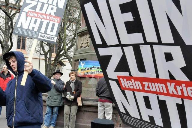 Fotos: Nato-Gegner demonstrieren in Freiburg