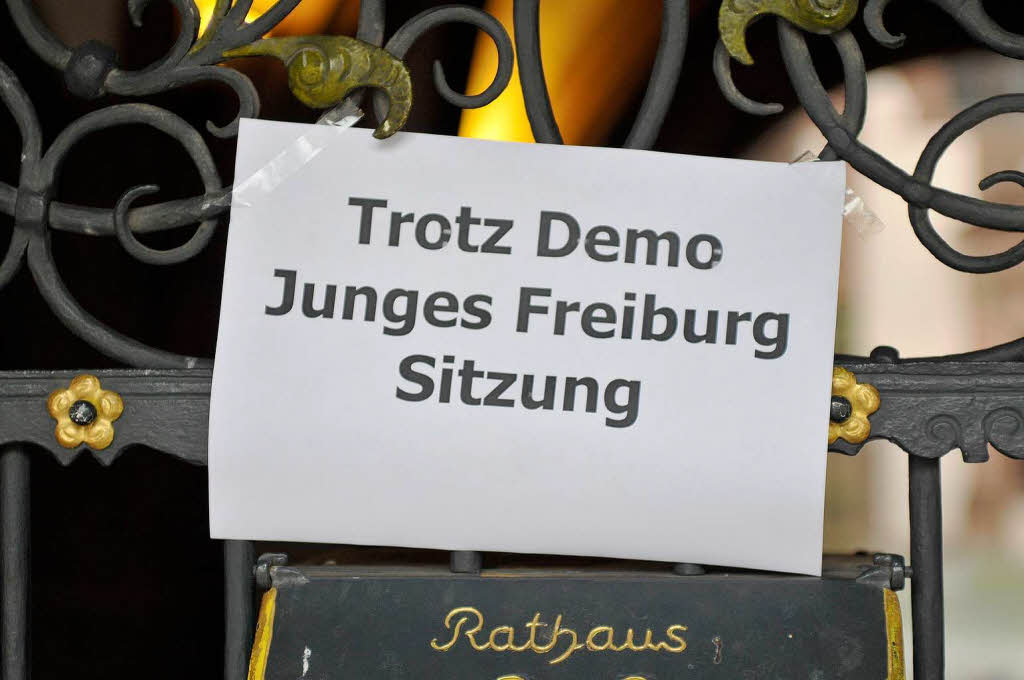 Die Partei „Junges Freiburg“ tagte trotz der Demo im Rathaus.