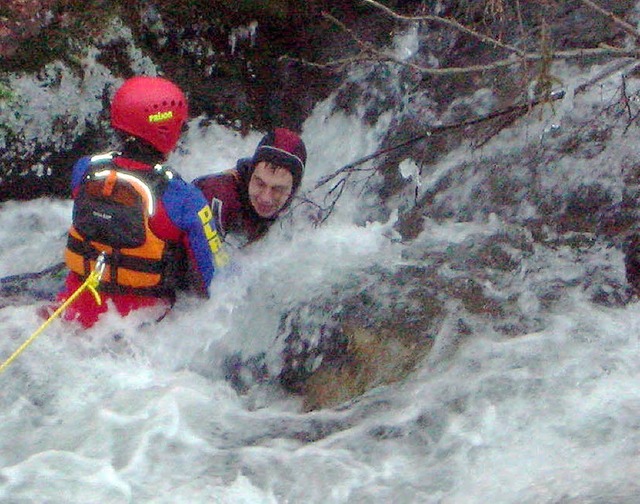 Strmungsretter     im Einsatz in den  eiskalten Fluten.      | Foto: Privat