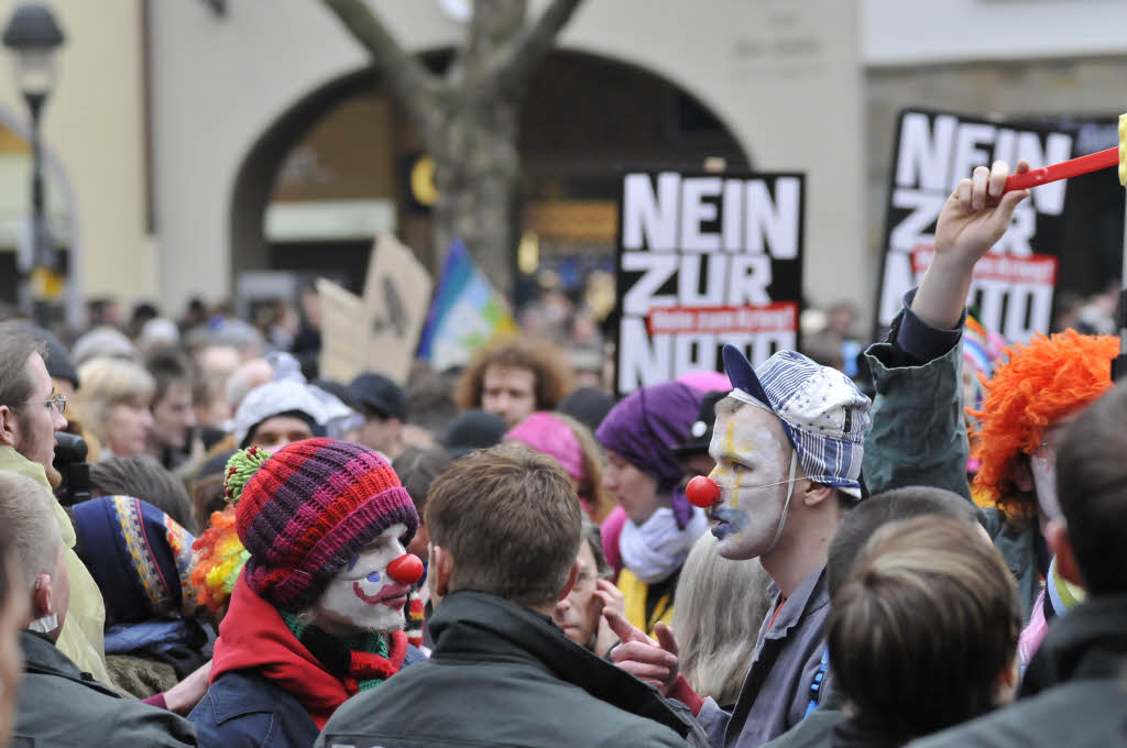 In der Freiburger Innenstadt haben Nato-Gegner im Vorfeld des Gipfels demonstriert.