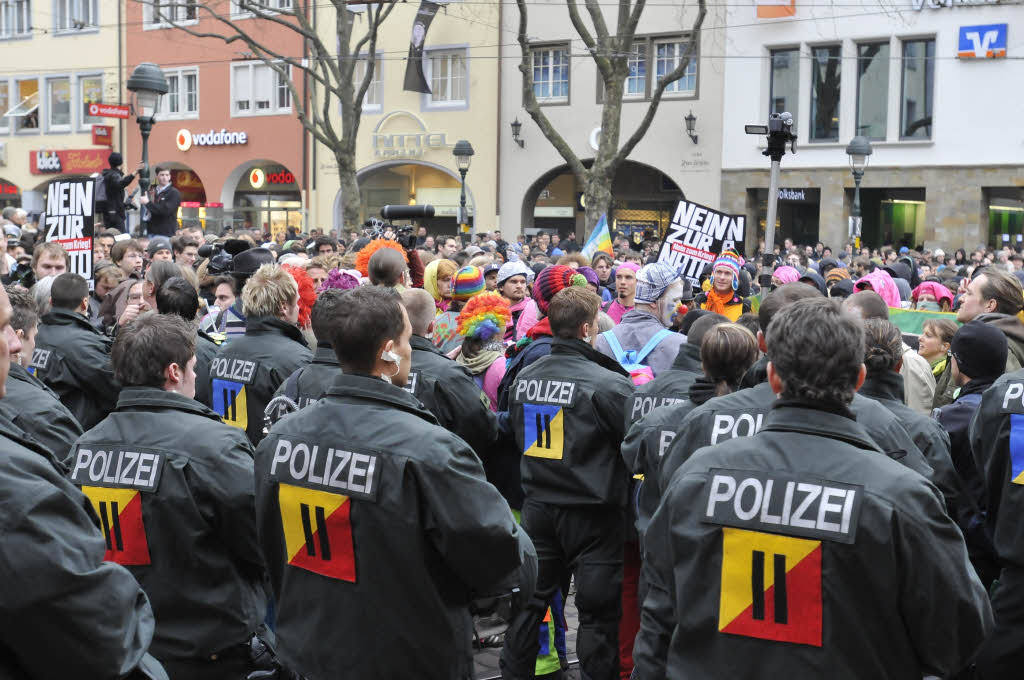 In der Freiburger Innenstadt haben Nato-Gegner im Vorfeld des Gipfels demonstriert.