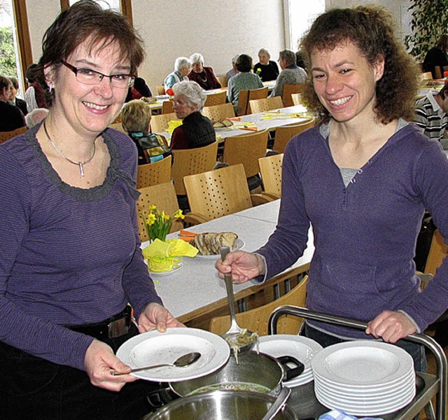 Schpften Suppe fr  guten Zweck:  Ulr...ats St. Fridolin, und Barbara Klsle    | Foto: Susi Kanele