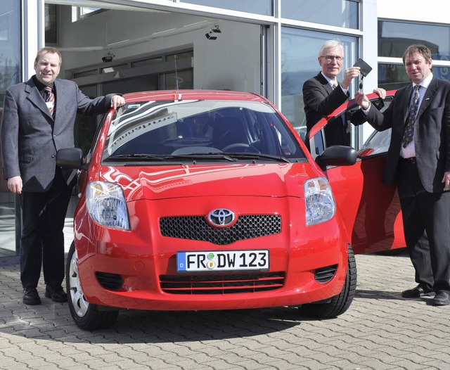 Fahrzeugbergabe: Erwin Ehret (Autohau...nd Jochen Pfisterer von der Diakonie.   | Foto: i. schneider