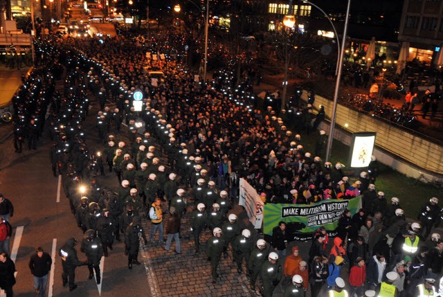 Protestzug unter Polizeischutz: Die Sicherheitskrfte waren in der berzahl.  | Foto: dpa