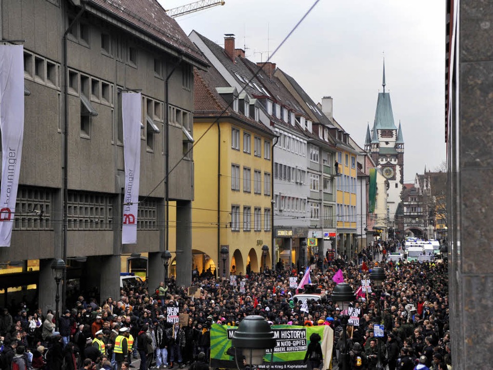 Protest der Nato-Gegner in Freiburg.  | Foto: dpa