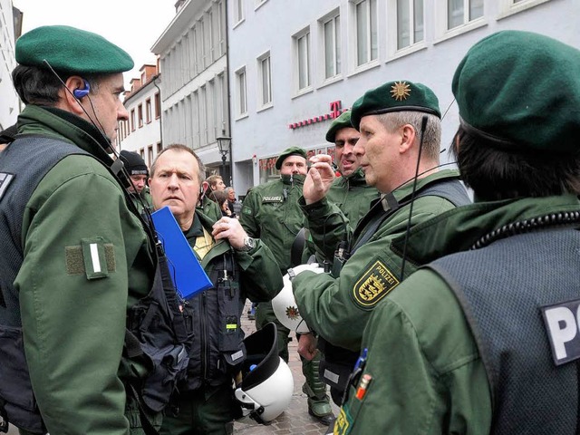 Der Leitungsstab mit Einsatzleiter Har...i (links) bert sich whrend der Demo.  | Foto: Ingo Schneider