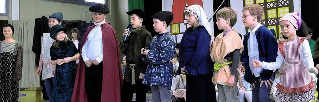 Kinder der Grundschule fhrten den &#8222;Rattenfnger von Hameln&#8220; auf.   | Foto: Wolfgang Knstle