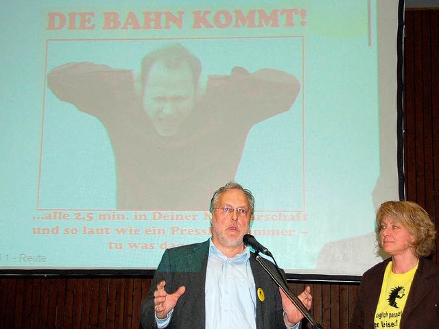 Werner Lenz und Brigitte Kury von der ...um Einspruch gegen die Plne der Bahn.  | Foto: Pia Grttinger