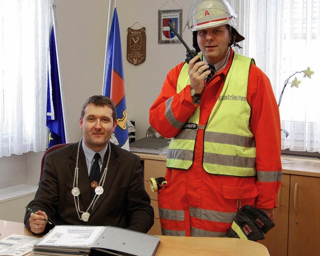 Feuerwehrkommandant Thorsten Heckel (l... einer ersten Einsatzprobe im Rathaus   | Foto: Gemeinde