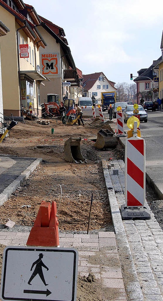 Arbeiten im Rahmen der Stadtsanierung sind schon wieder in vollem Gange.   | Foto: Khnemund