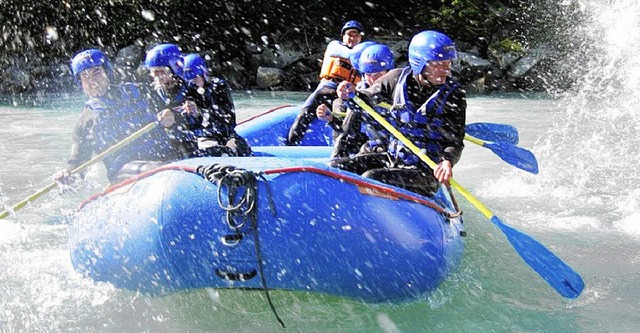 Ab geht die Post im Rafting-Schlauchbo...ander vom Rathaus bis zum Sportplatz.   | Foto: Jenny Wiggi