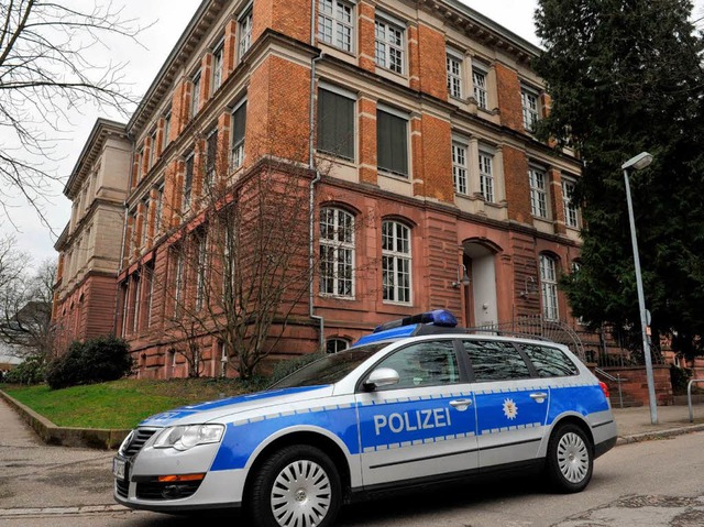 Die Polizei rckt an: Am 12. Mrz spra...ombendrohung auf den Anrufbeantworter.  | Foto: dpa