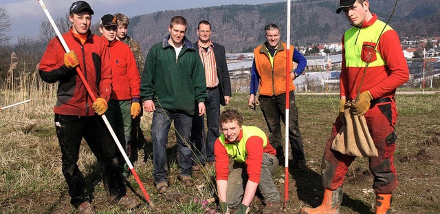 Forst-Auszubildende bepflanzen die Fl...und Markus Fedder (Dritter von rechts)  | Foto: Marlies Jung-Knoblich
