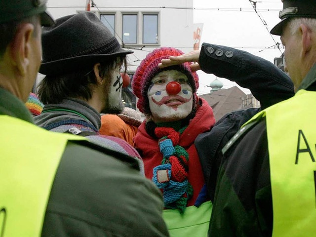 Clowns erlauben sich Spe mit der Pol...Gipfel blieben beide Seiten friedlich.  | Foto: ddp