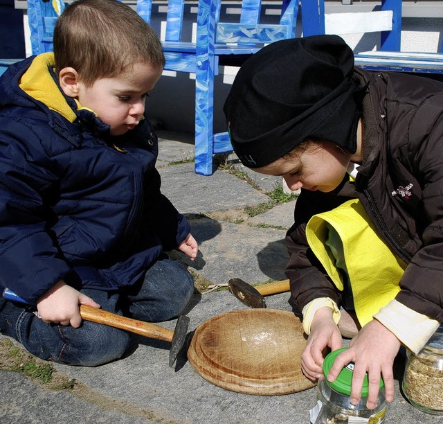 Haferflocken-Klopfen in der Sonne   | Foto: Maja Tolsdorf