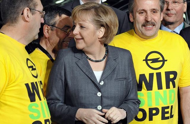 Kanzlerin Merkel bekommt Beifall in R...Wir-sind-Opel-Hemd zieht sie nicht an.  | Foto: dpa