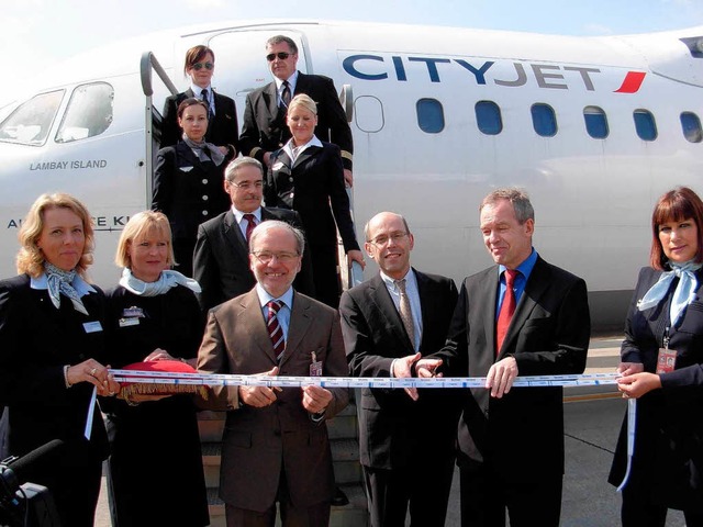 Symbolisch wurde die Flugverbindung Basel-Amsterdam  erffnet.  | Foto: BZ