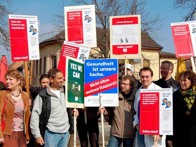 Unzufriedene rzte protestierten am Mi...Neutorplatz gegen die Honorareinbuen.  | Foto: Alexander Gbel