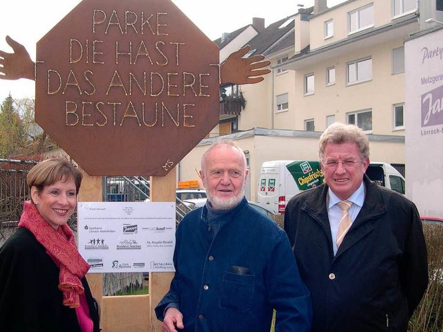 Kunstobjekt  am neuen Parkplatz: (von ...x Sauk, Fachbereichsleiter Jrgen Nef   | Foto: Mink