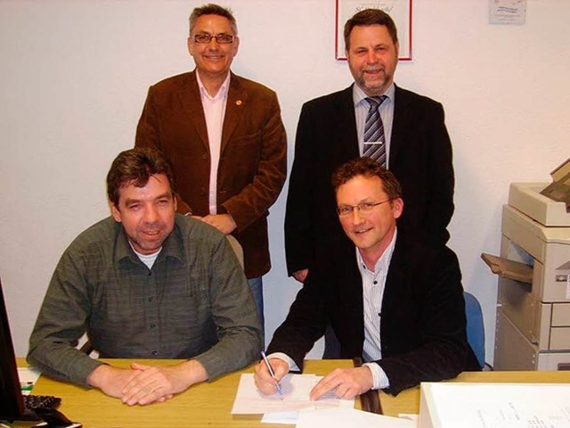 Bei der Vertragsunterzeichnung: (hinte...Johannes Himmelsbach und  Daniel Janka  | Foto: Privat
