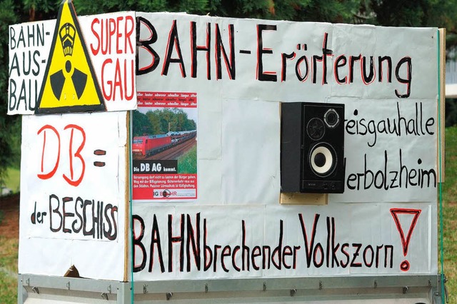 Proteste beim Errterungstermin im Jul... des Bahnausbaus in die zweite  Runde.  | Foto: Siegfried Gollrad
